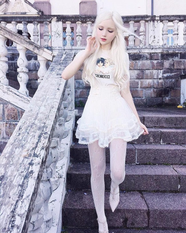 Di Instagram, Icy Tenshi sering memamerkan wajah cantik dan gaya busananya yang manis. Tak jarang ia juga berbagai produk kecantikan favorit kepada lebih dari 139 ribu pengikut. Foto: Instagram @icy_tenshi