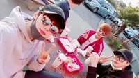 Tahun 2018, nama Cha Eun-woo semakin bersinar karena perannya sebagai Do Kyung-seok di serial drama My ID Is Gangnam Beauty/Gangnam Beauty. Begini gayanya saat makan bersama tiga lawan mainnya di drama komedi romantis itu. Foto: Instagram eunwoofcll