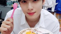 Ia kemudian bermain di serial drama berjudul The Best Hit sebagai MJ di tahun 2017. Banyak yang berkata kalau Eun-woo memang sudah manis dari lahir. Pasalnya foto masa kecilnya beredar dan tak beda jauh dengan parasnya saat ini. Foto: Instagram eunwoofcll