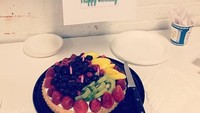 Ulang tahun Leighton makin istimewa dengan tart buah yang diberikan temannya. Duh, buah-buahan segarnya bikin ngiler! Foto: Instagram itsmeleighton