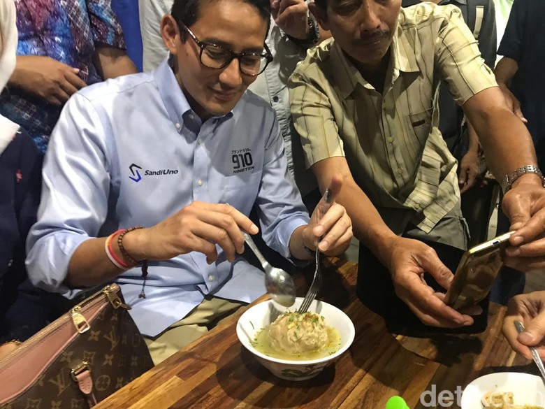 Jajal Bakso Beranak di Bojonegoro, Sandiaga: Isinya Pas Dua