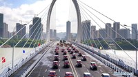 Tampak mobil-mobil bergerak melalui Jembatan Baisha di Liuzhou, Daerah Otonomi Guangxi Zhuang Cina selatan. Foto: Dok. Xinhuanet
