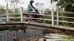 Ditargetkan Rampung Desember, Turap Kali Grogol Terus Dikebut
