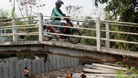 Kepala Dinas Sumber Daya Air DKI Jakarta, Teguh Hendrawan mengatakan normalisasi Kali Grogol dilakukan sepanjang 1.600 meter dan ditargetkan rampung di bulan Desember mendatang.
