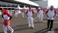 Acara pun semakin meriah dengan diselenggarakannya senam kesehatan dan pembagian doorprize.