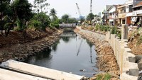 Turap di Kali Grogol pun merupakan bagian dari upaya normalisasi kali tersebut.