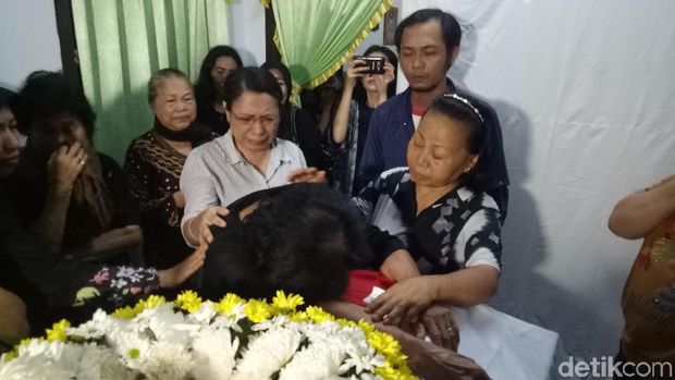 Nenek Anthonius pingsan saat melihat jenazah cucunya.