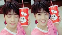 Tuh kan, Eun-woo emang suka junk food. Ia bahkan melakukan selfie dengan soft drink milik gerai cepat saji, Jollibee. Foto: Instagram eunwoofcll