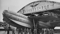 Saunders-Roe Princess (1952) adalah kapal amfibi serba logam terbesar sedunia yang bisa terbang. Dibikin oleh Inggris dengan rentang sayapnya menyaingi A350 dan pertama kali terbang pada Agustus 1952 (Fox Photos/Hulton Archive/Getty Images/CNN Travel)