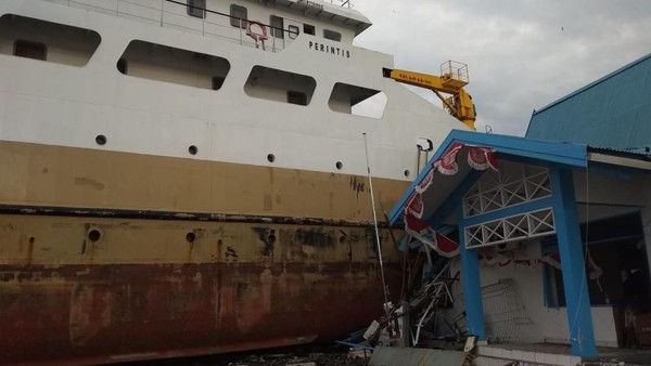 Potret Pasca Tsunami Palu: Kapal Naik ke Daratan-Bangunan Rusak