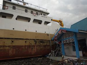 Pasca-tsunami Palu, Kapal Laut Hantam Bangunan di Daratan