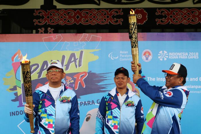 Pawai obor Asian Para Games 2018. (Foto: ANTARA FOTO/Jessica Helena Wuysang/ama/18) Pawai obor Asian Para Games 2018. (Foto: ANTARA FOTO/Jessica Helena Wuysang/ama/18)