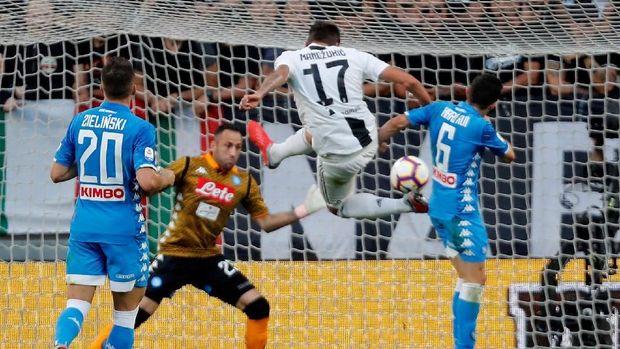 Mario Mandzukic mencetak dua gol ke gawang Napoli.