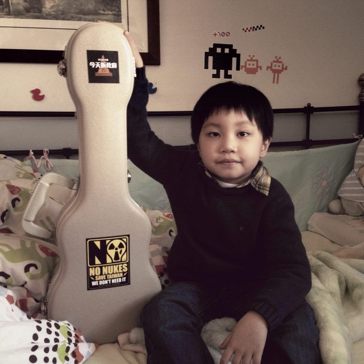 10 Potret Feng E, Bocah 11 Tahun yang Jago Main Ukulele