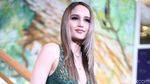 Seksinya Cinta Laura dengan Dress Hijau Belahan Rendah