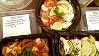 Punya tubuh yang atletis, tentu Zac mengimbanginya dengan makanan sehat dan olahraga. Kali ini ada salad, hingga udang segar dengan sayur. Foto: Instagram @Zacefron