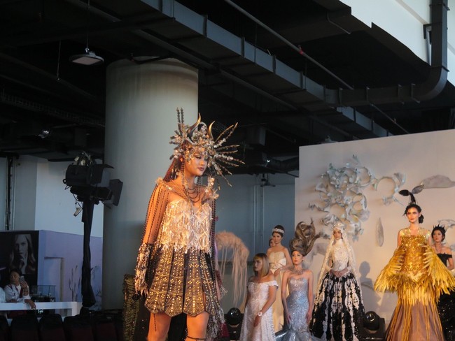 Parade fashion yang terdiri dari berbagai kategori mulai dari riasan pernikahan, riasan konseptual hingga riasan modifikasi internasional dan tradisional ini menciptakan makeup dan rambut yang berani, elegan, glamor, mewah dan kreatif. Foto: Anggi Mayasari/Wolipop