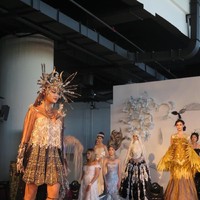 Parade fashion yang terdiri dari berbagai kategori mulai dari riasan pernikahan, riasan konseptual hingga riasan modifikasi internasional dan tradisional ini menciptakan makeup dan rambut yang berani, elegan, glamor, mewah dan kreatif. Foto: Anggi Mayasari/Wolipop