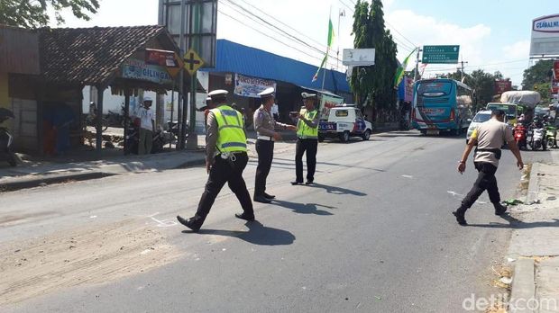 Dump Truk Rem Blong Seruduk Motor dan Mobil, Satu Tewas