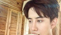 Masih dengan muka bantal karena baru saja bangun tidur, Mike malah sudah melahap sarapannya. Selembar roti tawar sedang dikunyah. Tapi tampaknya Mike masih ngantuk dan pingin tidur ya. Foto: Instagram @m1keangelo