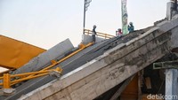 Jembatan itu pun untuk sementara tak dapat digunakan.