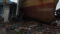 Kapal Perintis Nusantara 39 naik ke daratan dan menghantam sebuah bangunan usai tsunami di Palu, Sulawesi Tengah. (Foto: dok. Istimewa)