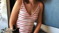 Leighton Marissa Meester terkenal berkat perannya sebagai Blair Waldorf di serial Gossip Girl. Aktris kelahiran Texas, AS ini sedang santai menikmati bir di hadapannya. Foto: Instagram itsmeleighton