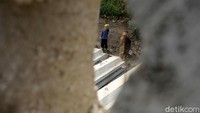 Sejumlah pekerja pun tampak sedang menyelesaikan proses pemasangan turap di Kali Grogol.