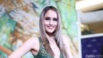 Seksinya Cinta Laura dengan Dress Hijau Belahan Rendah