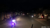 Aliran listrik di Palu, Sulawesi Tengah, belum pulih. Akibatnya kondisi Palu gelap.