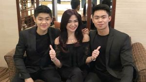 Keseharian Puspa Dewi, Si Ibu Awet Muda Bersama Kedua Anaknya