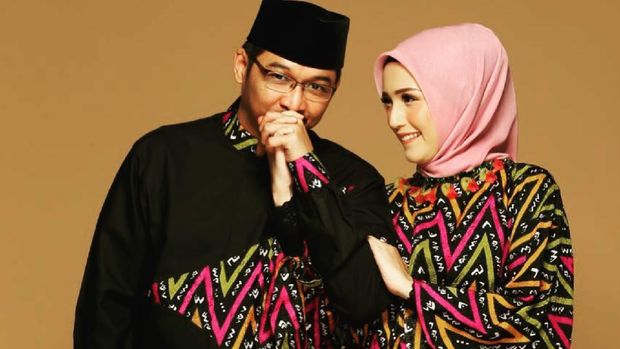 Pasha Ungu dan istri.