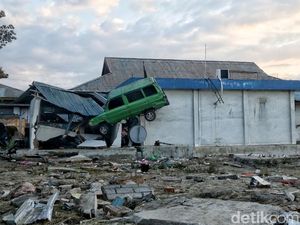 Mobil-mobil Saksi Bisu Tsunami Palu, Ada yang Terdampar di Atap