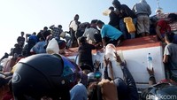 Para warga tampak membawa jerigen dan wadah penampung minyak yang mereka gunakan untuk mengambil BBM dari salah satu truk tangki.