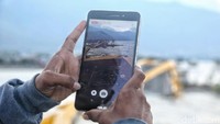 Masyarakat setempat maupun wisatawan biasanya menikmati cantiknya momen matahari terbenam atau sunset dari jembatan ini. Tak pelak, Jembatan Kuning menjadi destinasi favorit masyarakat dan wisatawan