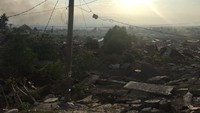 Sejumlah kementerian dan lembaga negara bergerak untuk mengirimkan bantuan ke lokasi bencana. Tapi akses jalan darat yang terputus jadi kendala.