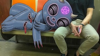 Dia adalah Ben Rubin yang hobi menggambar. Beraneka doodle raksasa seperti monster lucu hingga seram telah digambarnya.  (Foto: Instagram/subwaydoodle)