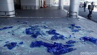 Kaca-kaca di bandara hancur berserakkan akibat gempa.