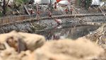 Ditargetkan Rampung Desember, Turap Kali Grogol Terus Dikebut