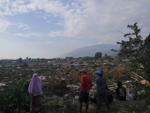 Warga Evakuasi Jasad dari Pantai Talise Pasca-tsunami Palu