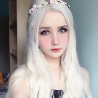 Untuk tampilan yang lebih fairy, ia pun kerap menggunakan aksesori seperti mahkota bunga. Foto: Instagram @icy_tenshi