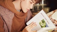Dalam foto ini terlihat Mike sedang sibuk membaca buku masak. Sekedar akting atau Mike memang juga jago masak ya? Ada yang mau dimasakin Mike? Foto: Instagram @m1keangelo