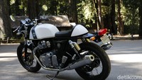 Bahkan getaran mesin yang terkenal ada di Royal Enfield pun tidak terasa di mesin 2 silinder terbaru ini. Salah satu rider di rombongan bahkan mengaku sempat memacunya sampai 180 km/jam! Dengan menunduk pastinya untuk mencegah tamparan angin dari depan yang menghambat laju.