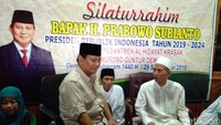 Prabowo juga pernah ke Pondok Pesantren Al Hidayat di Temuroso, Guntur, Demak pada Sabtu, 29 September 2018. Saat itu, Prabowo meminta doa restu kepada pengasuh pondok pesantren itu, Kiai Misbach (Foto: Wikha Setiawan/detikcom)