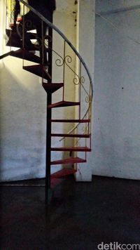 Lubang Peluru Terakhir di Mercusuar Oinake, Skouw