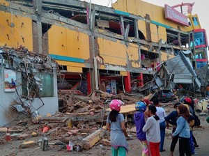 Para Artis Ikut Berduka untuk Korban Tsunami Palu dan Donggala