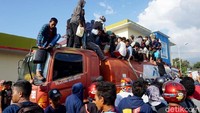 Sejumlah warga naik langsung ke atas badan truk tangki tersebut. Warga diketahui tak membayar BBM yang mereka ambil langsung dari truk tangki tersebut.
