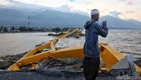 Gempa berkekuatan 7,4 Magnitudo yang mengguncang Donggala, Sulteng, meluluhlantakkan sejumlah bangunan. Salah satunya Jembatan Kuning Ponulele, yang menjadi ikon Kota Palu, Sabtu (29/9/2018).