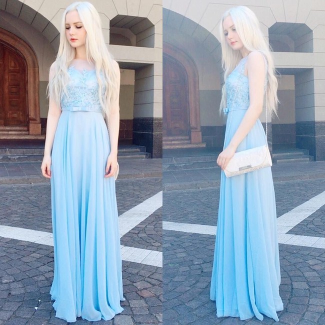 Rambut icy blonde nan panjang membuatnya terlihat seperti Elsa dari film animasi The Frozen. Apalagi saat Icy Thenshi menggunakan busana biru muda ketika menghadiri acara pernikahan ini. Foto: Instagram @icy_tenshi