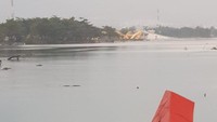Potret dari jauh Jembatan Kuning ikon kota Palu yang rusak akibat gempa dan tsunami yang terjadi di wilayah Palu. Istimewa/Dok. Polres Palu.